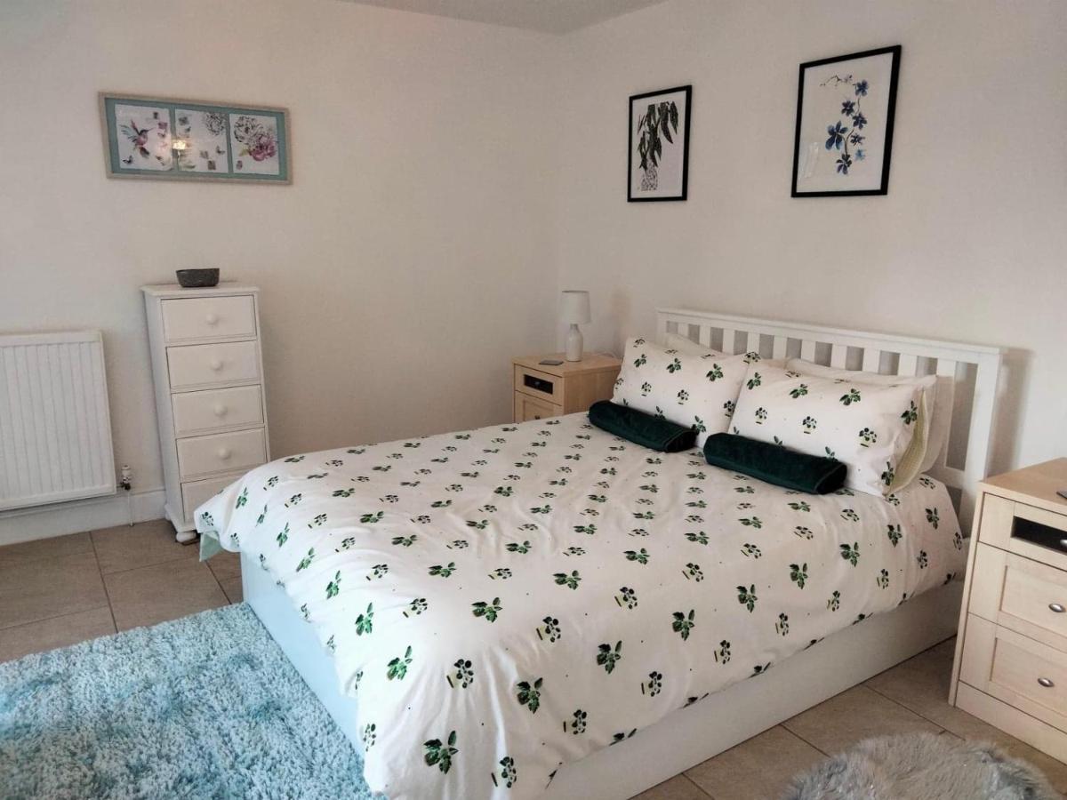 Mountain View Apartment - Short Drive To Beaches Bryngwran Exterior photo